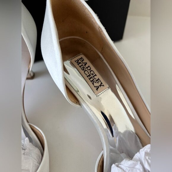 Badgley Mischka White Fabia Kitten Heel with Crystal Buckle NWT - Picture 4 of 10